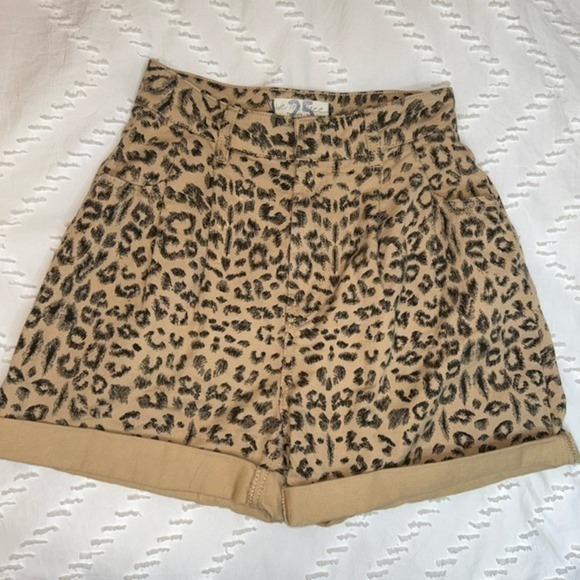 We The Free Pants - We the Free cheetah shorts - high waist‎ sz 25